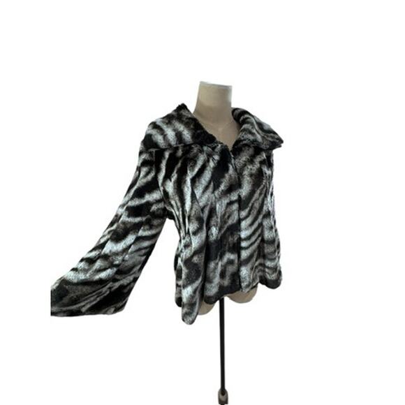 " 2 Sisters " Faux Fur Jacket, Very Soft, SZ M, , Money, Clasp Closer's, Classy - Picture 2 of 8